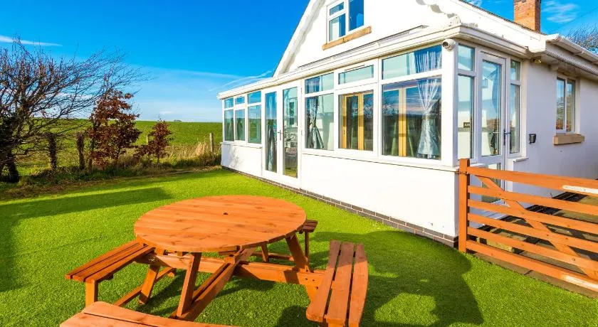"Woodlands" by Greenstay Serviced Accommodation - Luxury 3 Bed Cottage In North Wales With Stunning Countryside Views & Parking - Close To Glan Clwyd Hospital - The Perfect Choice for Contractors, Business Travellers, Families and Groups - Image 1