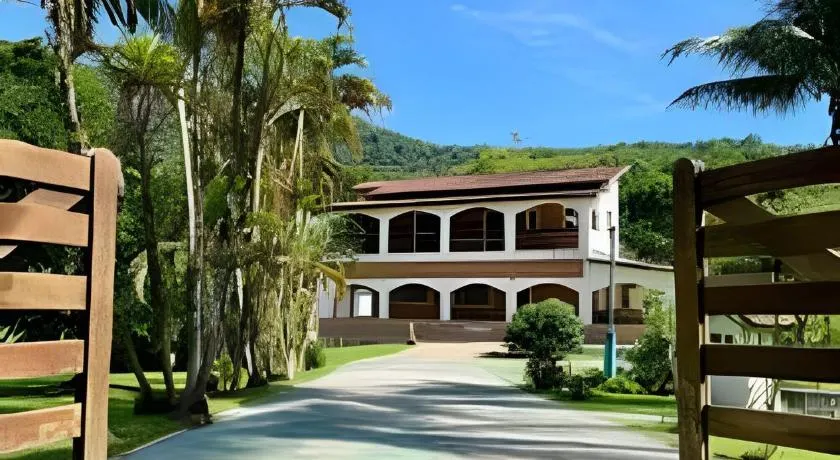 Refúgio na natureza com piscina e churrasqueira - Image 1