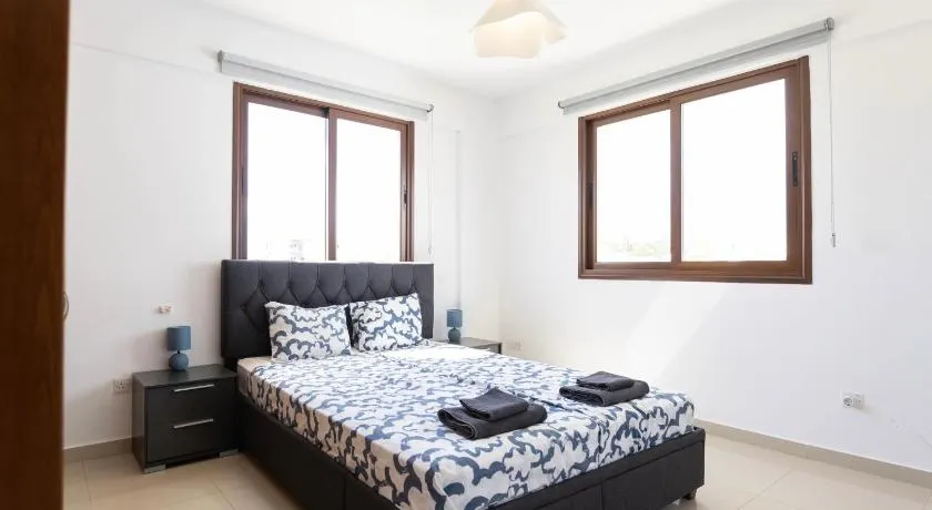 Spacious & Bright Apartment with Balcony - Image 1