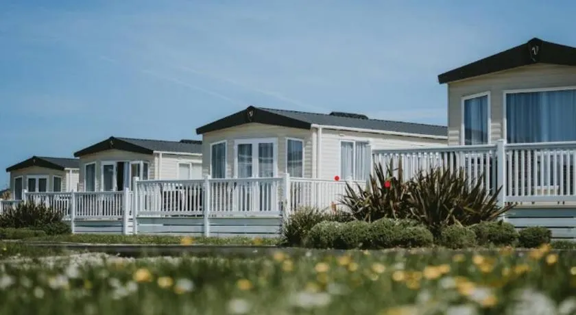 Cornwall Holiday Cabin with Hot tub & Sea view - Image 1