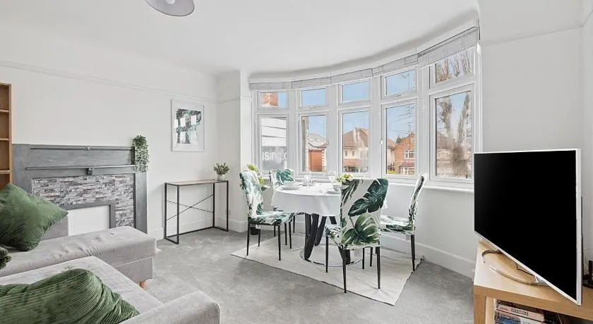 Bright 2BR Apartment, Free parking, Easy access to beaches & Town - Image 1