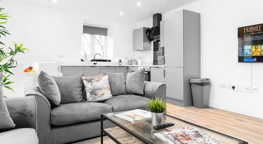 Modern Two Bed Apartment - Balcony & Parking - Netflix 8MC - Image 1