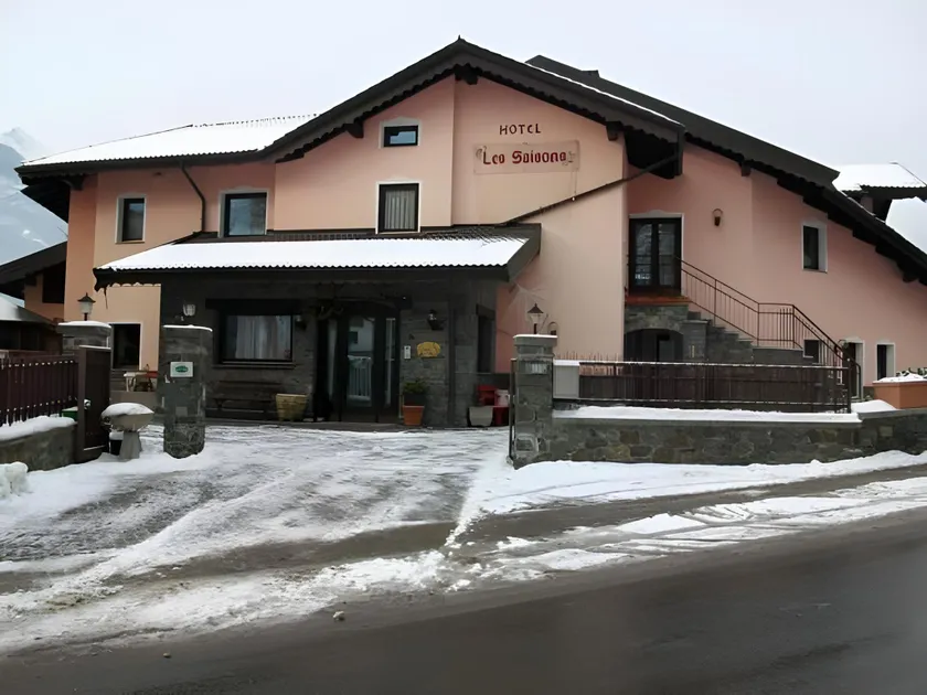 Hotel Les Saisons - Image 1