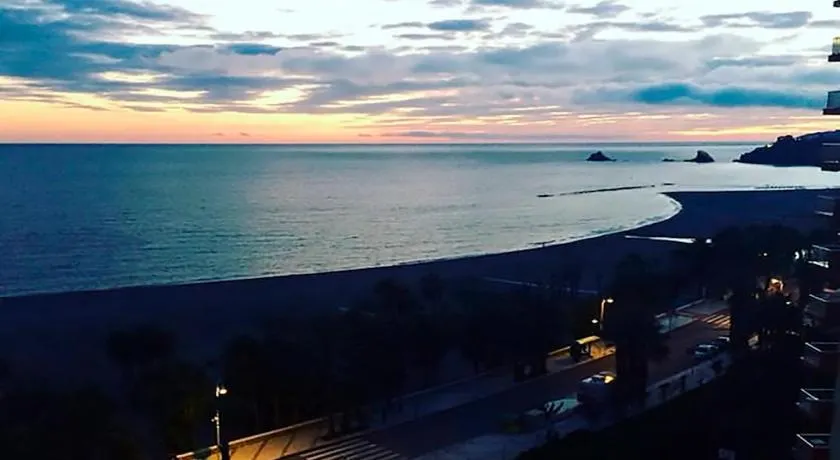 APARTAMENTO EN LA PLAYA CON VISTAS DE ENSUEÑO - Image 1