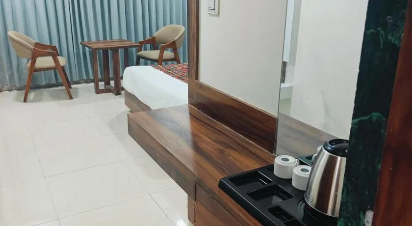 HOTEl MAPLE LEAF - Image 1