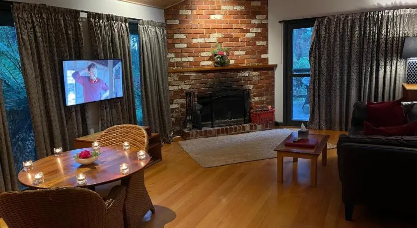 Woodlands rainforest retreat - Image 1