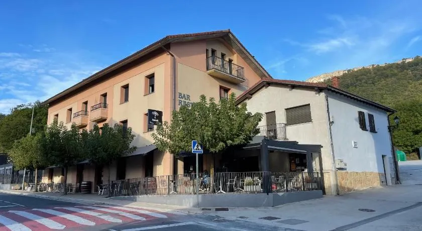 Hostal Restaurante Ibaisek - Image 1