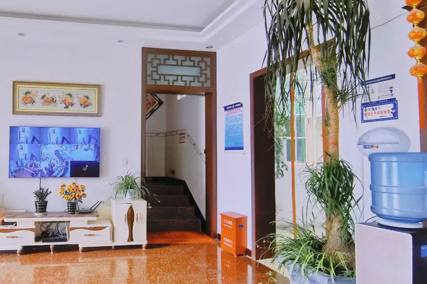 Fengxiang Hotel - Image 1