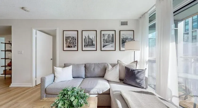 Luxury 2BR KING Bed, Rogers Centre & Parking - Image 1