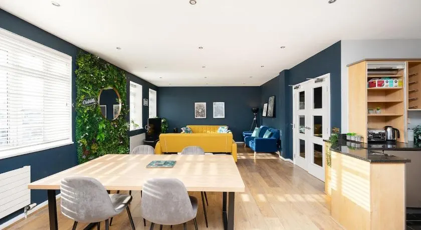 Summer Get Away In The Lanes - Large Stylish Flat, Sleeps 6, Large 2 Bed Flat In Brighton City Centre, Just 30 Seconds From The Lanes - Image 1