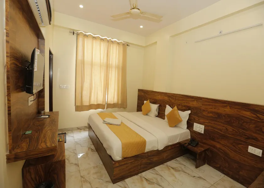 Hotel Raas Palace - Image 1