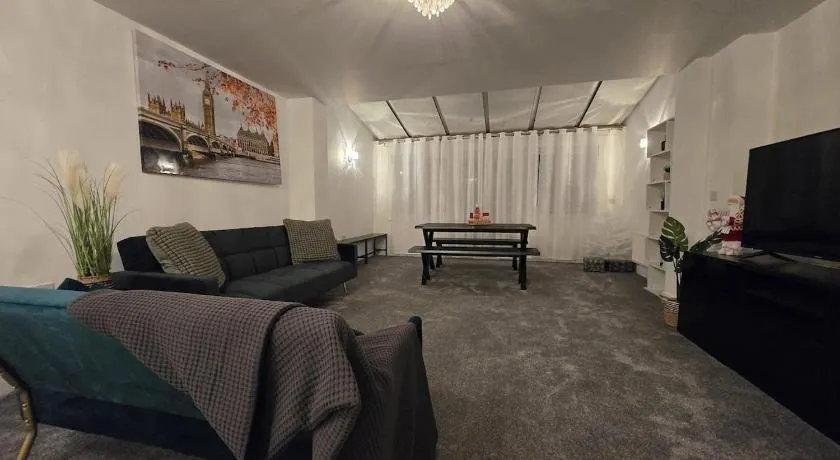 Peaceful four bed town house Free parking Windsor Heathrow - Image 1