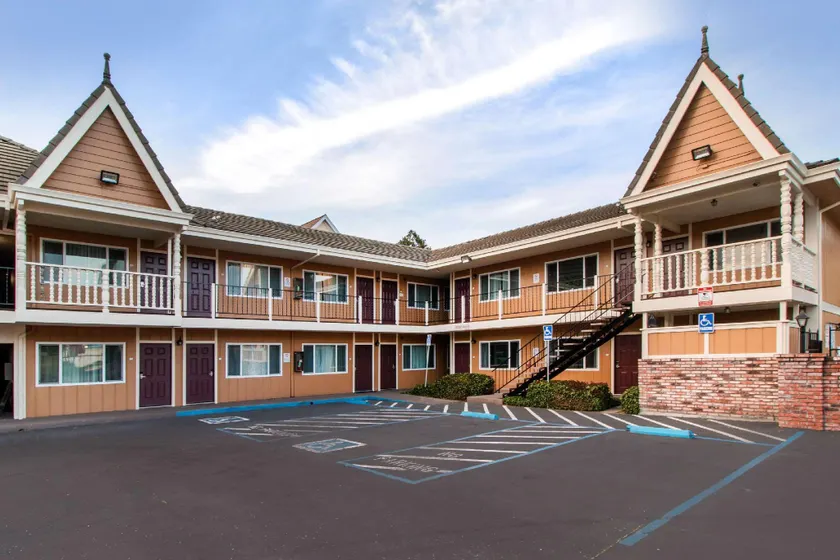 Ramada Bayside Inn & Suites Eureka - Image 1