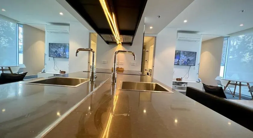 Luxury 2 bedroom + FREE carpark near the city - Image 1