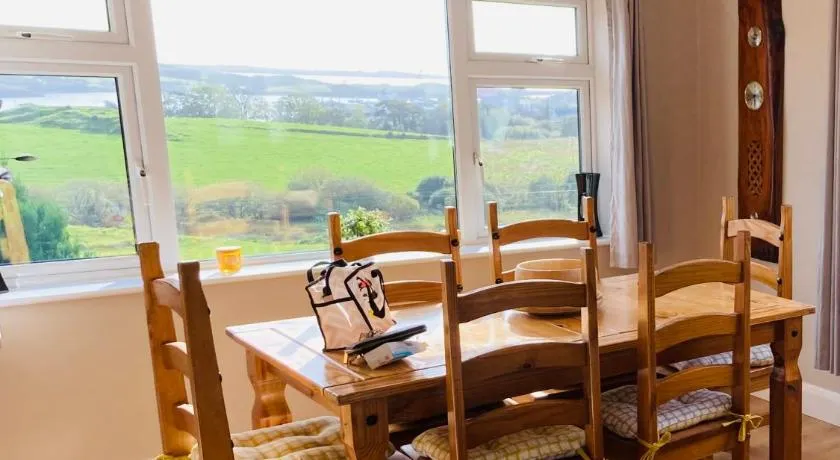 Private 3 bedroom house ideal for family & friends - Image 1
