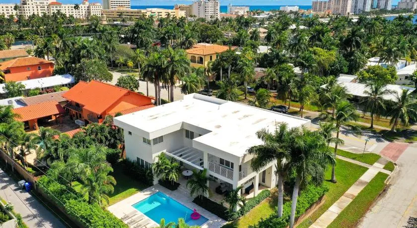 Modern villa close to beach w heated pool grill - Image 1