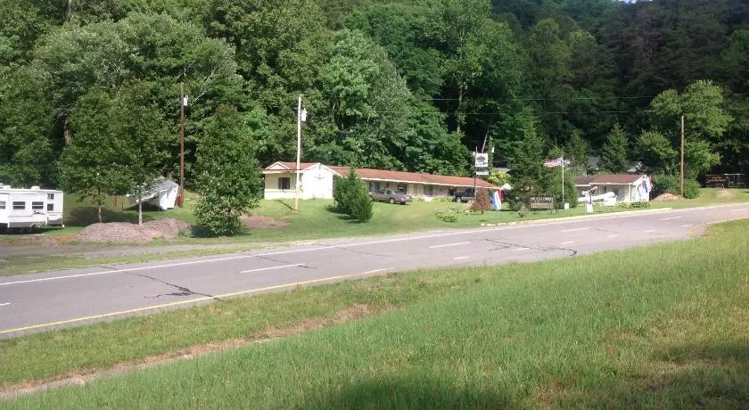 Lucky 7/ Rainbow motel - Image 1