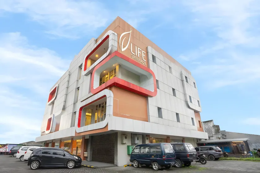 Life Hotel Stasiun Kota Surabaya - Image 1