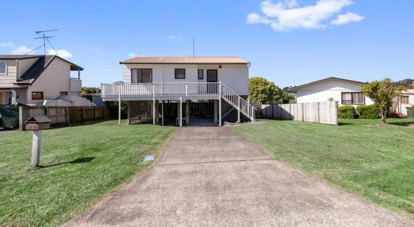 Snells Seaside Bach - Snells Beach Holiday Home - Image 1