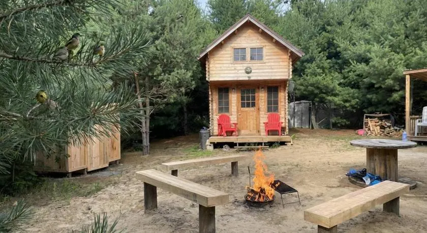 Cozy Woodland Bunkie Outdoor Shower WiFi - Image 1