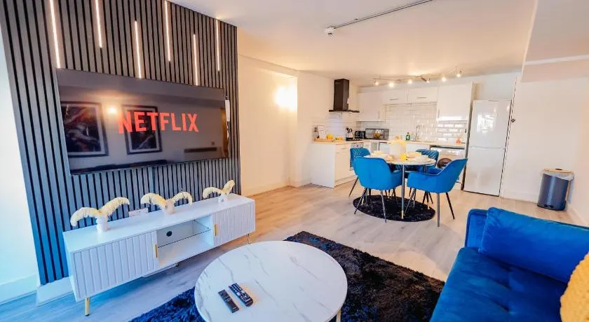 Modern 2 BR 2 Bath Flat With Balcony & Fast WiFi - Image 1
