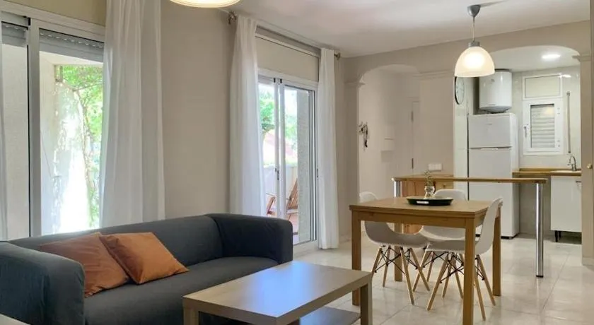 Apartamento con jardín y jacuzzi en Cambrils 3 Habitaciones - Image 1
