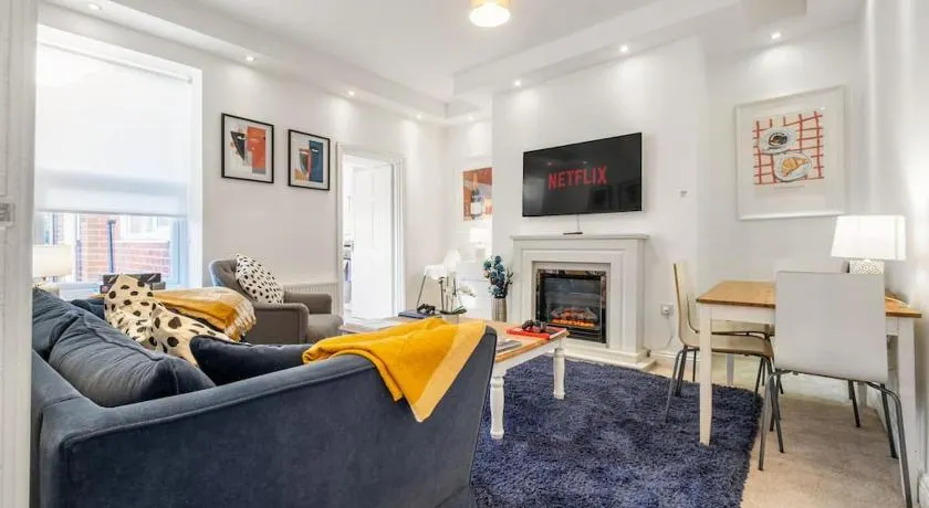 Upmarket Apartment with Parking - Image 1