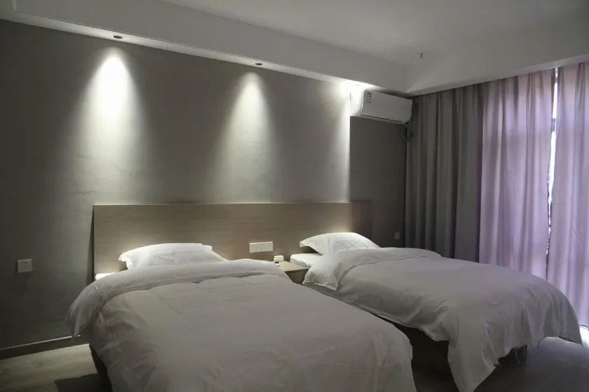 Kaixin.Xincheng Holiday Hotel - Image 1