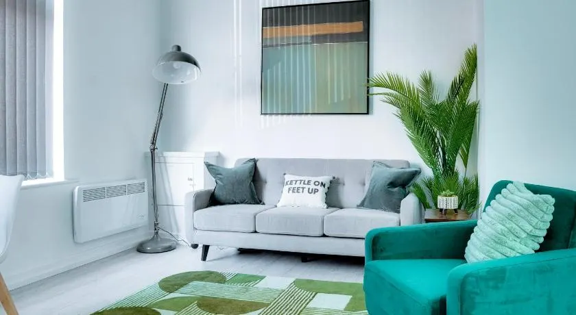 Modern 2 bedroom flat - 15 minutes to Liverpool - Image 1