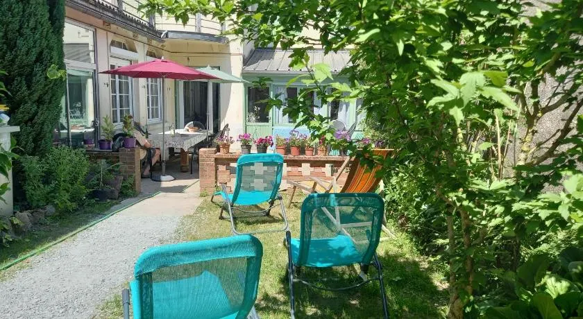 Maison Violette en Berry - chambres d'hôtes vintage face au marché d'Aigurande - Image 1