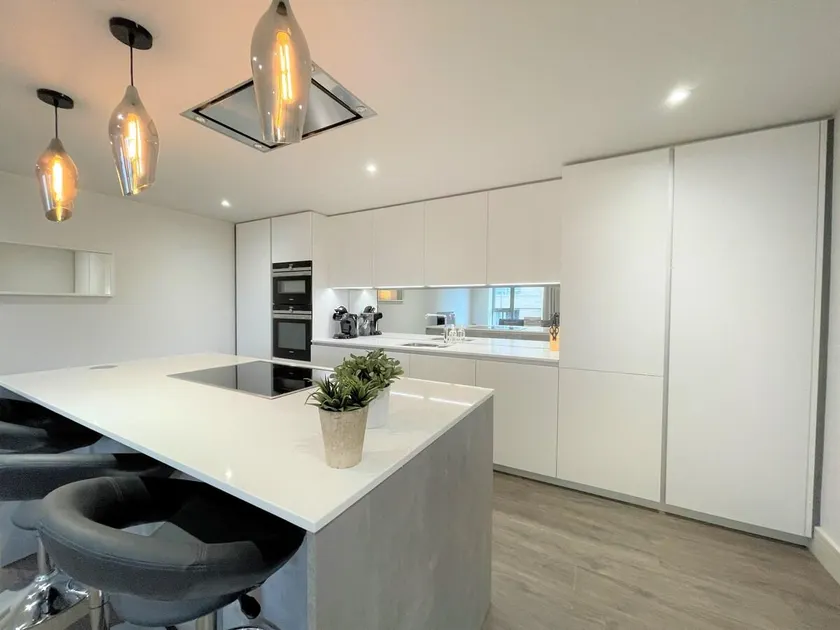 Spectacular 2 Bedroom Apartment in Great Location - Image 1