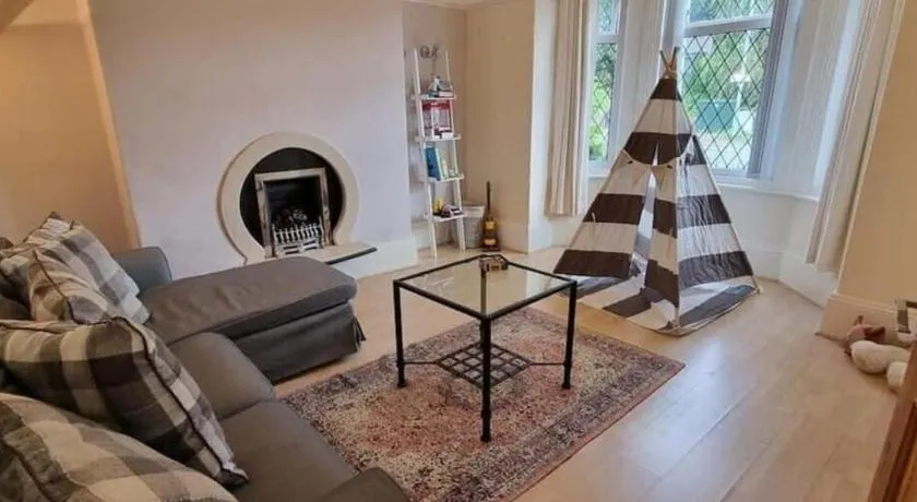 Near city centre sleeps 11, 4-spacious Bed rooms,2-Lounges 2-toilets 1-kitchen ideal Familys&Groups - Image 1