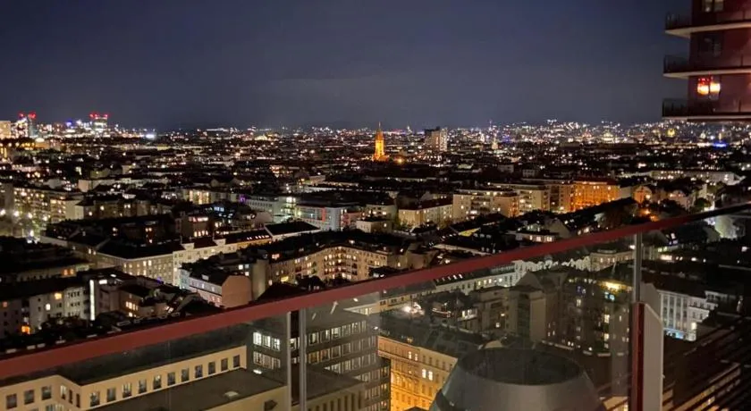 Triiiple Suites Level 22 mit Balkon und Tiefgarage - Image 1