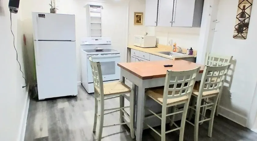 1 bedroom 7 min walk to beach Pets FREE Parking - Image 1
