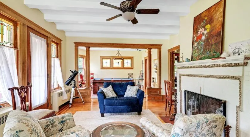 Mountain View Victorian with Convenient Location and Lots of Space tp Play farmhouse - Image 1