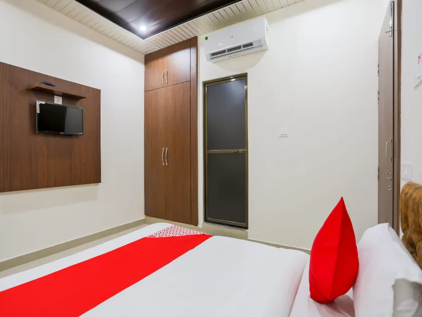 70438 Hotel R V Palace - Image 1