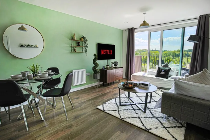 Penthouse Apartment - City Centre - Parking, Balcony, Self-Check-In, Fast Wifi and Smart TV with Netflix by Yoko Property - Image 1