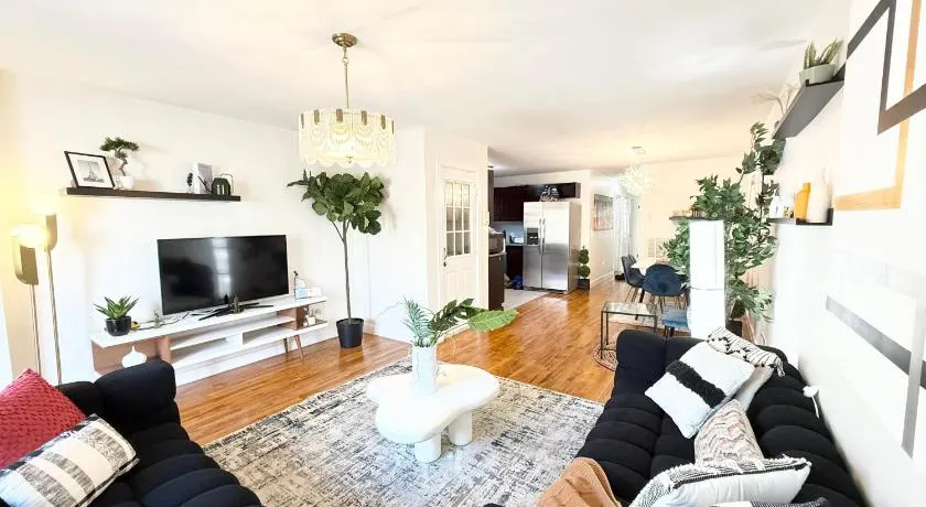 Luxury 3BR 2BA Retreat NYC Getaway Free Parking - Image 1