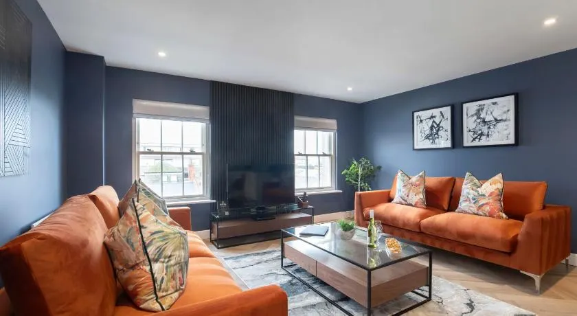 Elliot Oliver - Luxury Three Bedroom Town Centre Apartment With Parking - Image 1