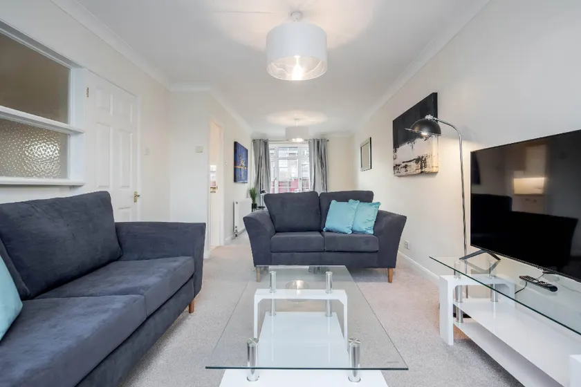 Charming 3 Bed house Family and Long-stay Discount - Image 1