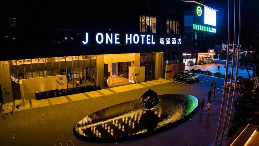 J ONE HOTEL - Image 1