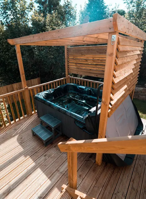 Modern Bungalow, Hot Tub, Work & Family Stays - Image 1