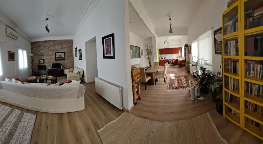 Anna's - Image 1