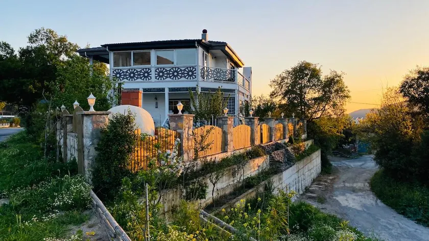Kirazlı'da Yeşilin içinde Özel Tasarım Kır Evi - Image 1