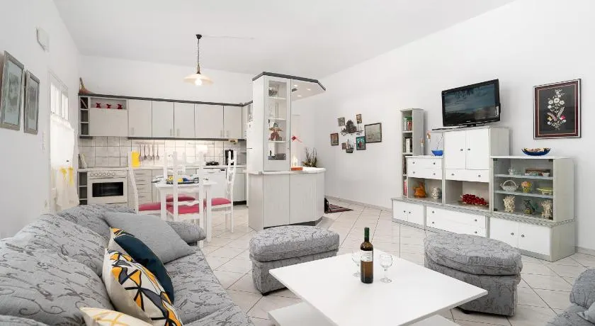 GARDEN HOUSE APARTMENT - Image 1