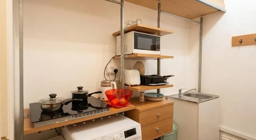 Pet-Friendly 2-Bed Suite, Sleeps 7, Free Parking, 30 days 10 percent off - Image 1