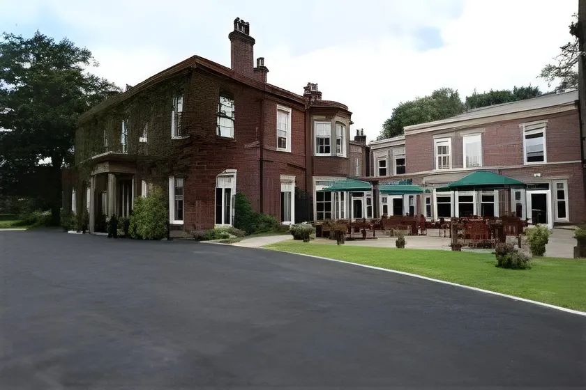 Farington Lodge Hotel - Image 1