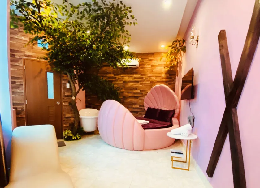 Loove Hotel 3 - Image 1
