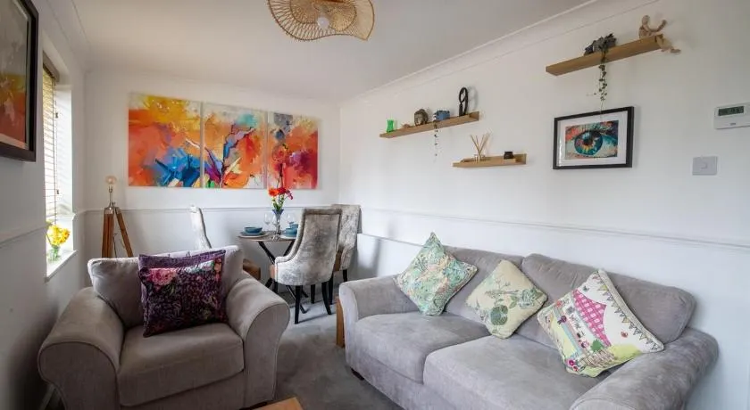 Cosy 2 bed apartment 5 min walk to town centre Perfect for contactors, business people or just having a weekend break - Image 1