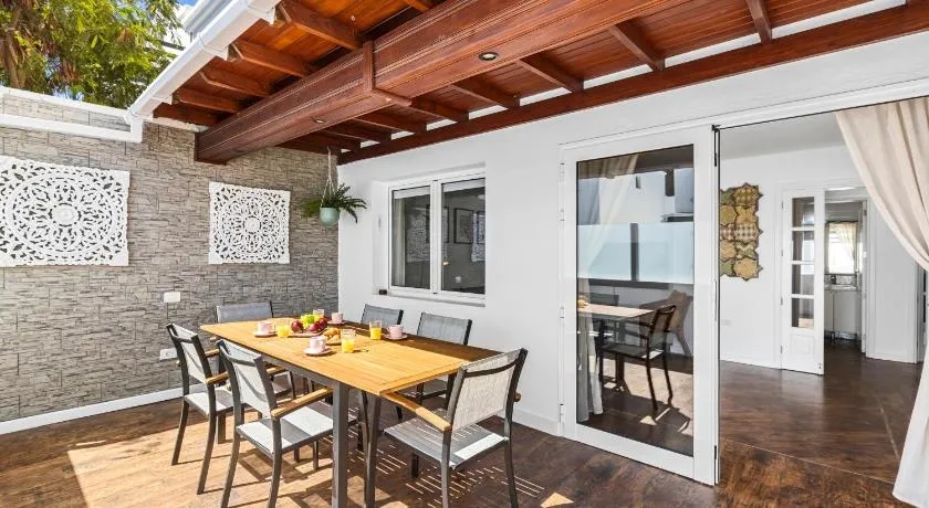 Casa Lily en Playa Honda de Lanzarote, dúplex con terraza a 300 m de la playa - Image 1